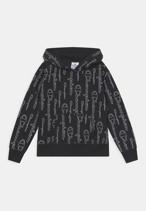 Sweat à capuche noir Champion avec logo et emblème blanc répétés partout, doté d'une poche kangourou à l'avant et de poignets et ourlet côtelés.