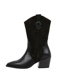 Botas de cowboy de cuero negro y ante con puntera puntiaguda, diseño escalonado y tacón apilado. Presentan una pestaña para ponerlas con facilidad.