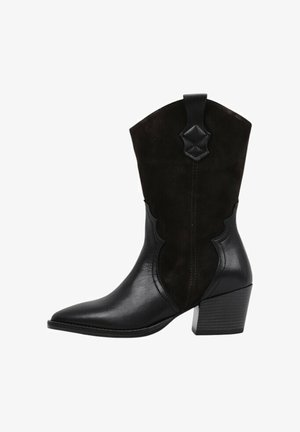 Bottes de cowboy en cuir noir et en daim avec un bout pointu, un design festonné et un talon empilé. Comprend une tirette pour un enfilage facile.