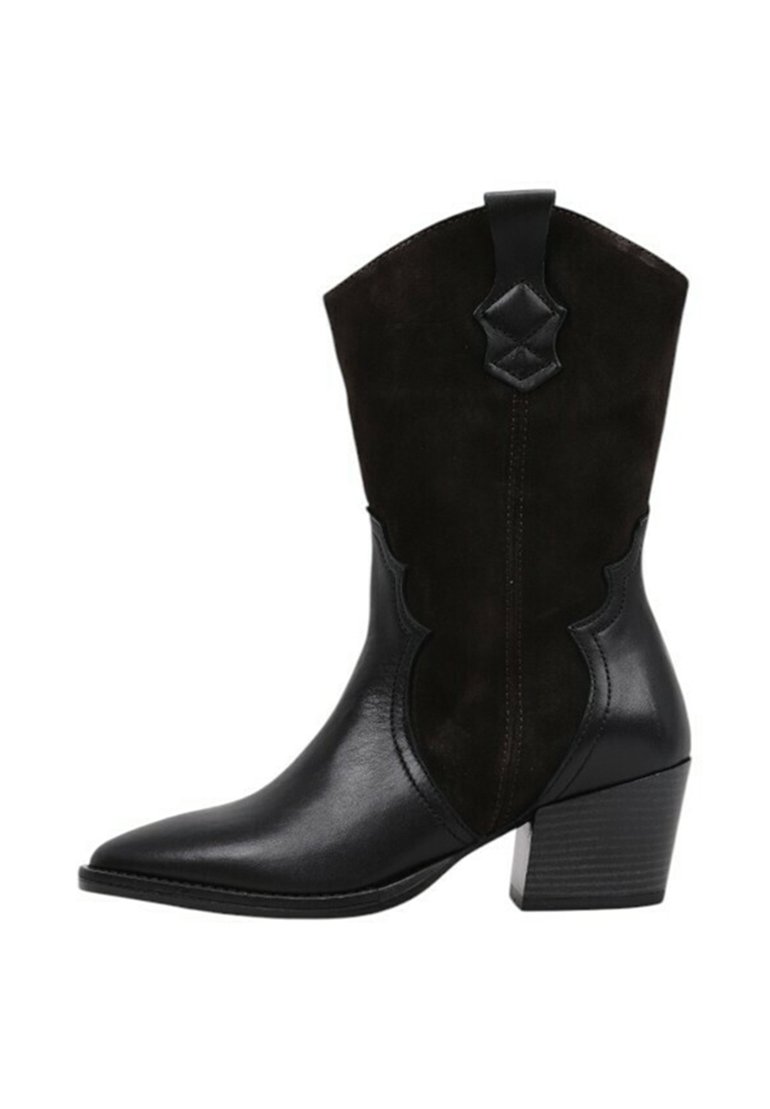 Botas de cowboy de cuero negro y ante con puntera puntiaguda, diseño escalonado y tacón apilado. Presentan una pestaña para ponerlas con facilidad.