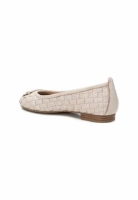 Ballerine in beige chiaro con texture intrecciata sulla punta e lati lisci, dotata di un tacco basso e un abbellimento decorativo.