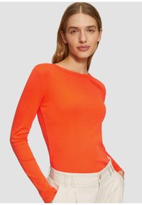 Langsleeve top in fel oranje, gemaakt van een zachte katoenmix. Kenmerkt zich door een ronde hals en een aansluitend ontwerp, gecombineerd met crèmekleurige trousers.