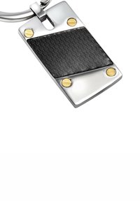 Avainketju, jossa on suorakaiteen muotoinen ruostumattomasta teräksestä valmistettu merkki, jonka keskellä on hiilikuituosa. Kulmissa neljä kullanväristä ruuvia korostamassa.