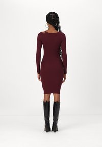 Guess VANESSA  - Džemperkleita - red noir
