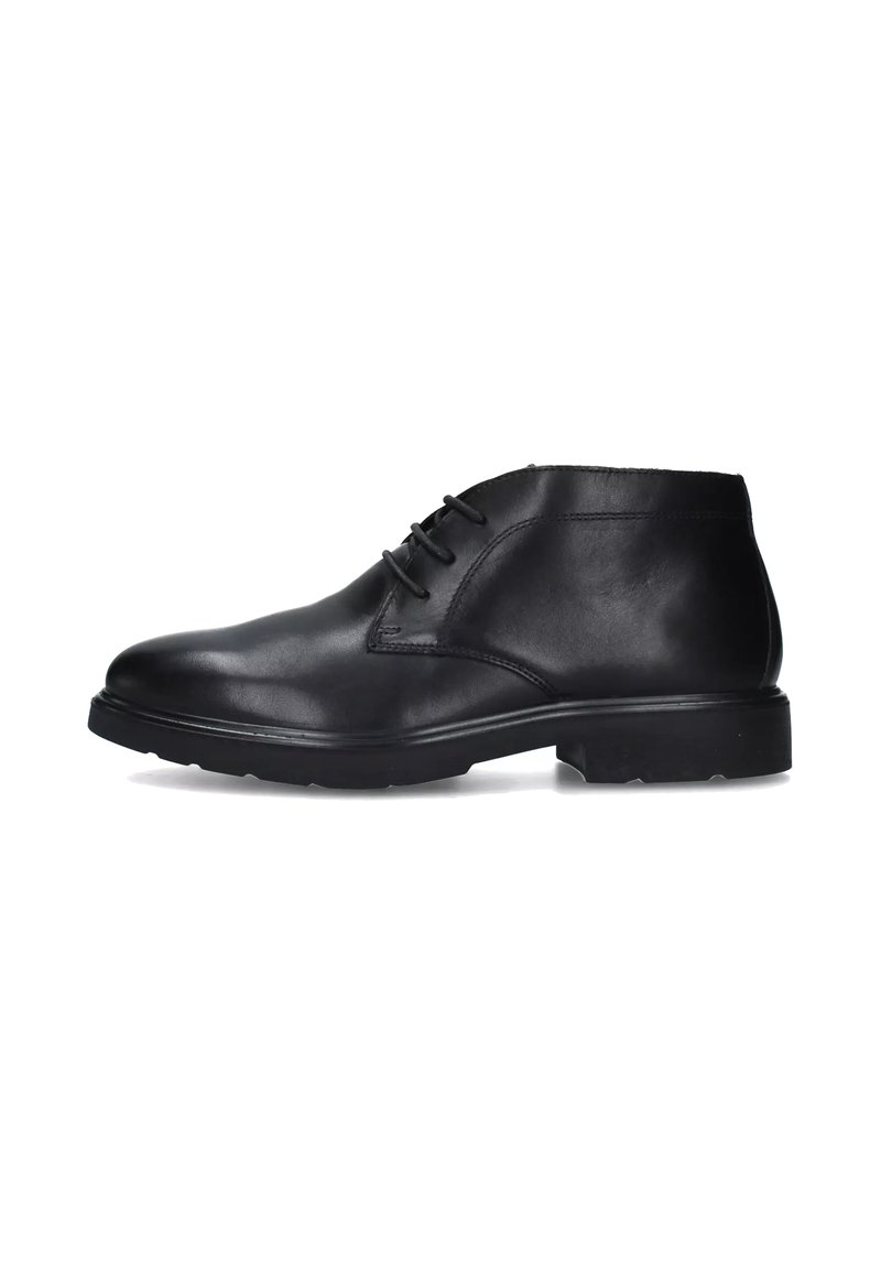 Stivaletto alla caviglia in pelle nera con texture liscia, punta rotonda e allacciatura a tre occhielli, dotato di una suola in gomma resistente.