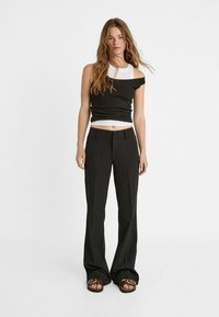 Stradivarius TAILORED FLARED - Bukser - black