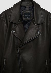 Dunkelbraune Bikerjacke aus Kunstleder mit asymmetrischem Frontreißverschluss, seitlichen Reißverschlusstaschen und weitem Reverskragen, Größe L.