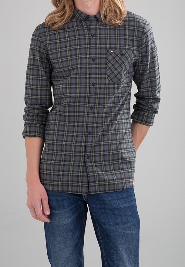 Geruite button-up shirt in donkergrijs, groen en marineblauw met een enkele borstzak en opgerolde mouwen, gemaakt van een zachte katoenmix.