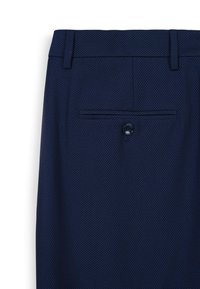 Pantaloni blu navy in tessuto testurizzato con tasca posteriore con chiusura a bottone, parte frontale piatta e passanti per cintura.