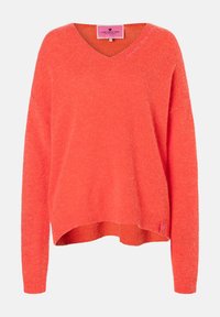 Korallenfarbener V-Ausschnitt-Pullover mit langen Ärmeln, strukturiertem Material, leicht verkürztem Saum und gesticktem Detail auf der Schulter. Etikett sichtbar.