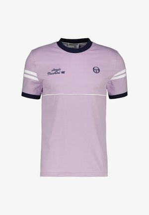 T-shirt lavanda con colletto e polsini navy. Presenta strisce bianche sulle maniche e logo ricamato con "Sergio Tacchini '66" in navy.