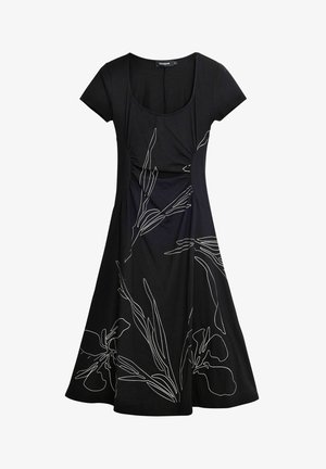 Abito nero realizzato in tessuto morbido con maniche corte, un corpo aderente e una gonna svasata. Presenta disegni di fiori bianchi stilizzati.