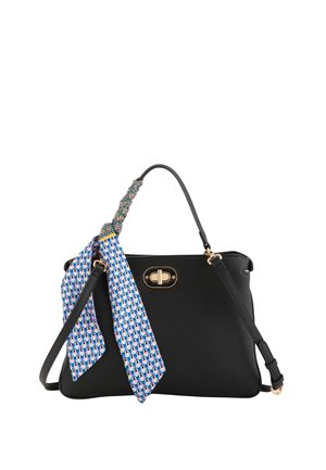 Bolso de mano de cuero negro con cierre dorado, un asa superior única envuelta con un pañuelo de seda multicolor y una correa de hombro desmontable.