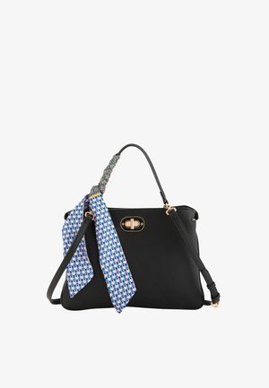 Bolso de mano de cuero negro con cierre dorado, un asa superior única envuelta con un pañuelo de seda multicolor y una correa de hombro desmontable.