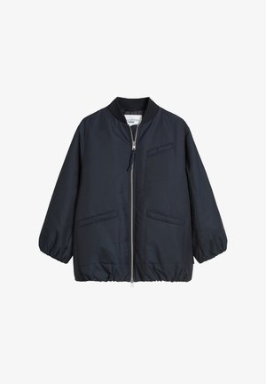 Marineblaue Bomberjacke mit Reißverschluss, geripptem Kragen und elastischen Bündchen. Verfügt über zwei Fronttaschen und eine Brusttasche. Aus glattem, leichtem Material.