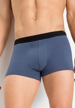 Boxer briefs in cotone blu con un elastico nero in vita, caratterizzati da un design aderente e una costruzione senza cuciture per il massimo comfort.