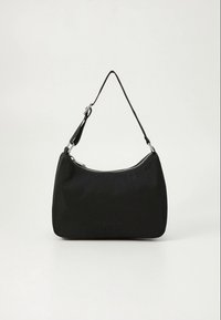 Borsa a tracolla nera in nylon con forma curva, chiusura con zip argentata e logo del marchio in rilievo sul davanti. Tracolla regolabile per il massimo comfort.