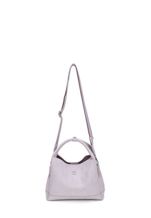 Sac à main en cuir gris clair avec une poignée supérieure incurvée, une bandoulière réglable et un petit logo métallique en forme de "D" sur le devant.