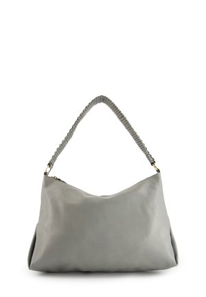 Sac à bandoulière en cuir gris avec une sangle texturée en tresse et une surface lisse. Dispose d'une fermeture éclair et d'un logo en relief.