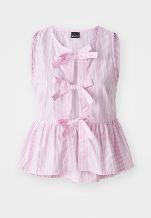 Roza in bela prožeta brezrokavnik s peplum spodnjim delom, ki ima tri sprednje pentlje in okroglo ovratnico. Lahka tkanina.