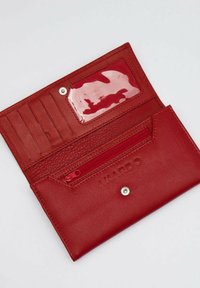 Portafoglio in pelle rossa con finitura testurizzata, dotato di scomparti per carte, una finestra trasparente per l'ID, un comparto con zip e una chiusura a scatto.