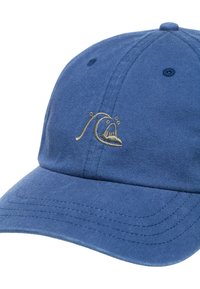 Blå bomullskeps med böjd skärm, broderad våg- och fiskdesign i guld och ventilationshål på kronan.