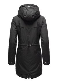 Čierna parka so kapucňou, s užším pásom a dlhými rukávmi. Hladký povrch s ozdobnými gombíkmi a odvetrávaným lemom.