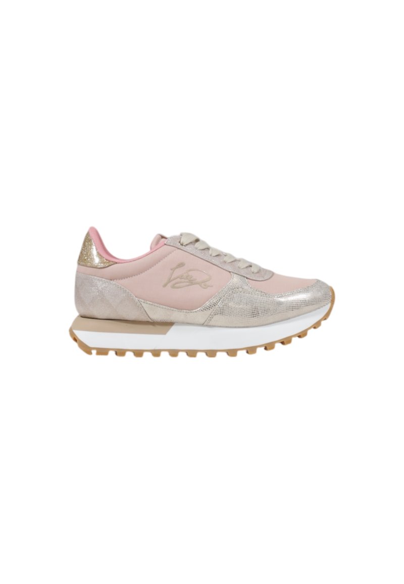 Zapatilla de mujer en rosa claro y beige con suela blanca, cordones beige, puntera texturizada y detalle en dorado brillante en el talón, sobre fondo blanco.