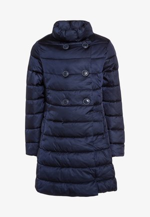 Manteau matelassé bleu marine avec un col montant, un design croisé, quatre boutons et une texture matelassée comportant des panneaux horizontaux.