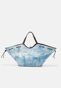 Grand sac cabas bleu à effet tie-dye avec poignées marron, œillets dorés, cordons latéraux et logo "PINKO" sur le devant, sur un fond uni.