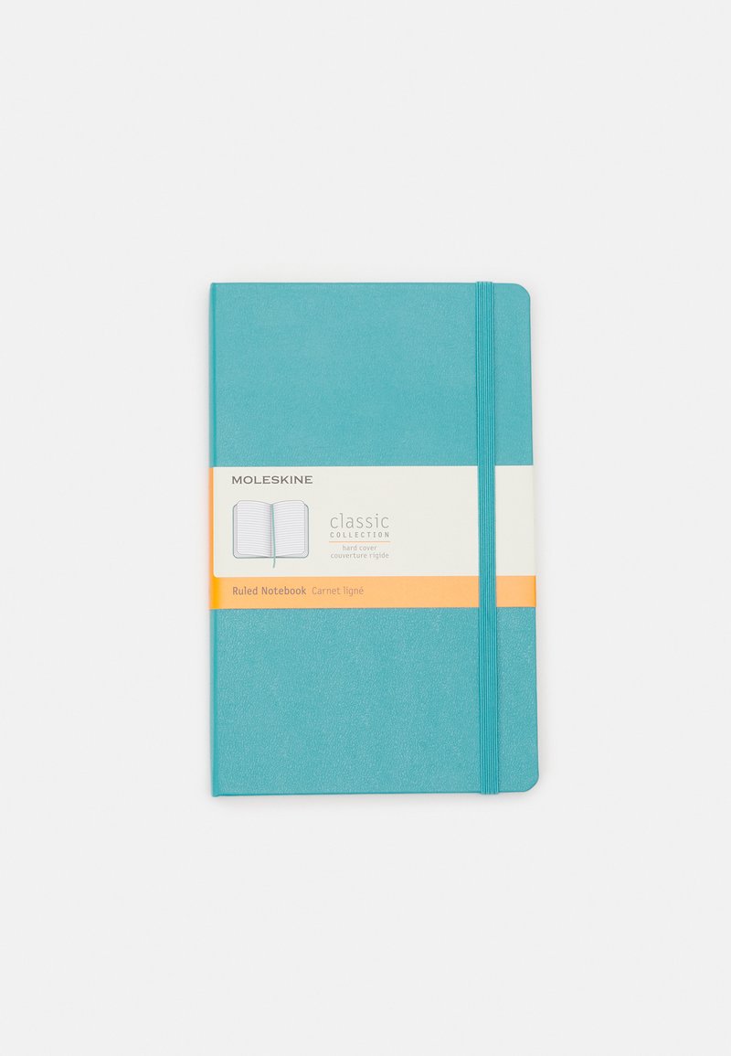 Moleskine hård pärm linjerad anteckningsbok i turkos med elastiskt band och orange etikett detaljer. Slät yta, rektangulär form.