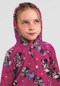 Felpa con cappuccio rosa in pile con un motivo di personaggi dei cartoni animati, zip frontale e cappuccio. La superficie è morbida con una leggera lucentezza.