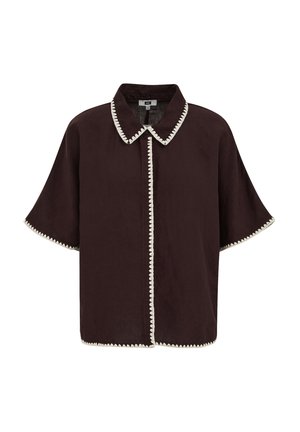 Donkerbruine blouse met korte mouwen en knopen, met witte geschulpte rand langs de kraag, voorkant, mouwen en zoom.