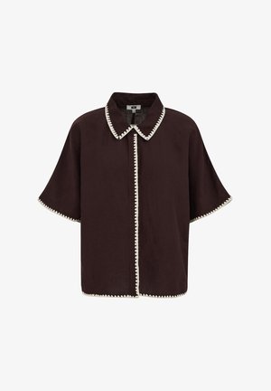 Donkerbruine blouse met korte mouwen en knopen, met witte geschulpte rand langs de kraag, voorkant, mouwen en zoom.