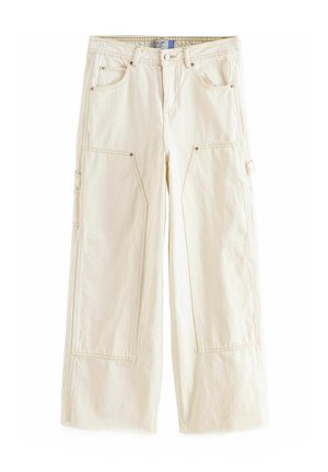 Vida-långa cargobyxor i off-white denim, med stora sidofickor, subtila sömnadsdetaljer och en lätt fransad nederkant.