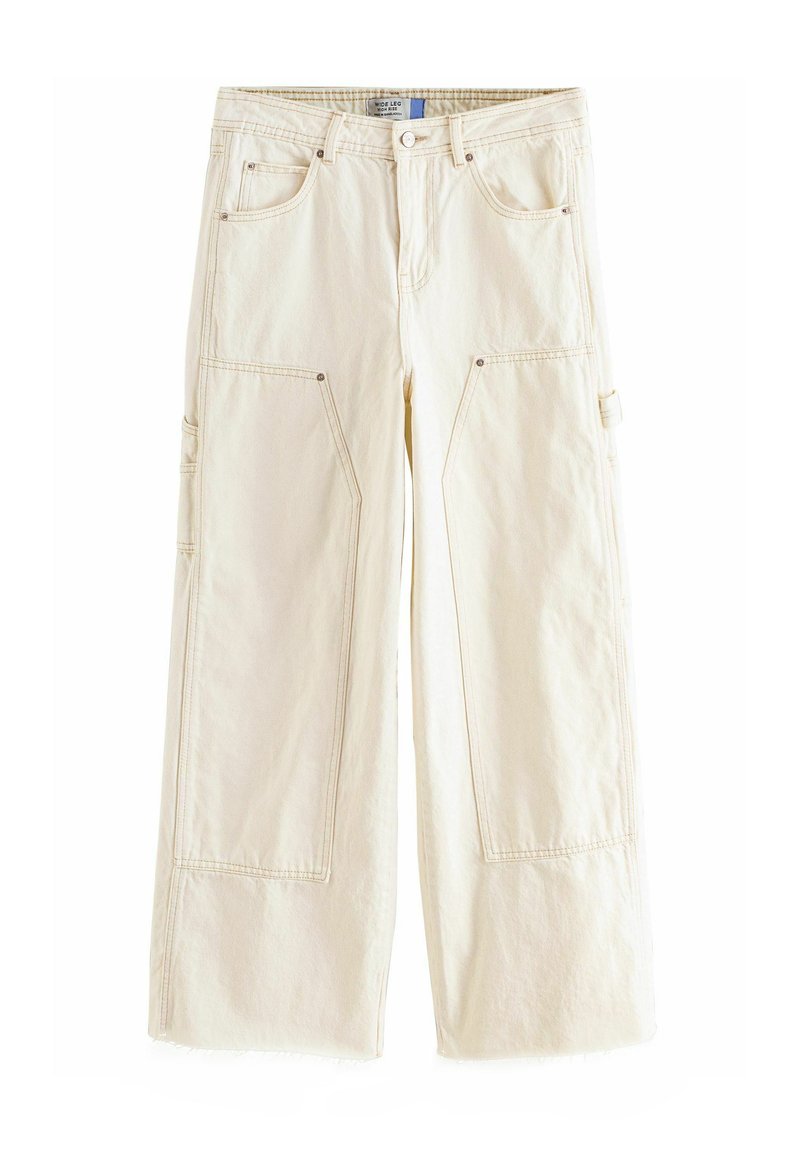 Bredde cargo-bukser i off-white denim med store sidelommer, subtile syninger og en let frynset kant.