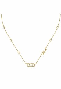 Collana in oro con accenti di pietre trasparenti rettangolari e un pendente centrale rettangolare decorato con pietre più piccole e un dettagliato in corsivo.