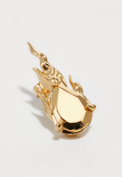 Pendentif en forme de flamme en or, présentant un centre en goutte d'eau facettée, une surface lisse et des détails de flamme accentués.