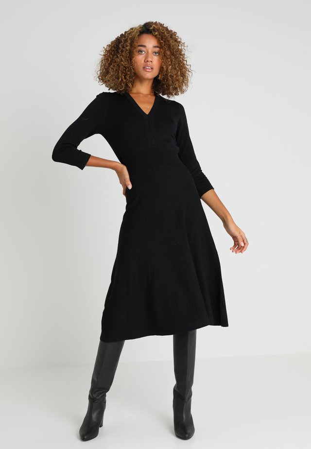 ESSENTIAL - Sukienka dzianinowa - black