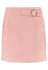 Mini-jupe en daim rose avec une coupe ajustée, dotée d'une boucle métallique ronde et d'une couture avant. Texture douce sans motifs visibles.