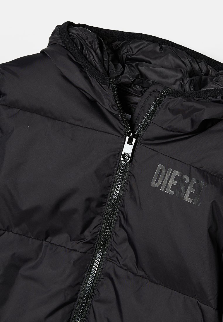 Schwarze Pufferjacke mit einem Reißverschluss, ausgestattet mit einer Kapuze und einer matten Oberfläche. Enthält einen Logo-Druck in kontrastierenden Texturen auf der Brust.