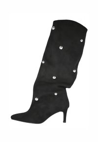 Bota de ante negra hasta la rodilla con punta afilada, tacón de aguja delgado y tachuelas decorativas plateadas. Textura suave con un acabado blando.