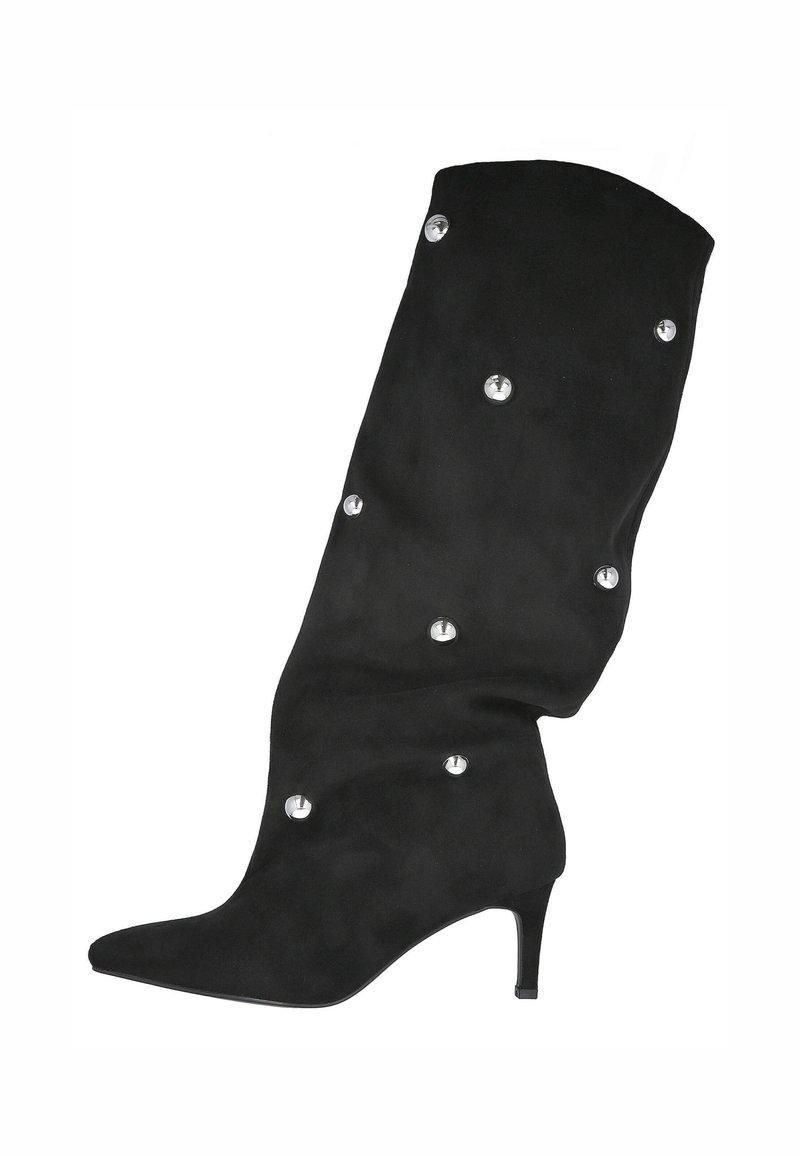 Bota de ante negra hasta la rodilla con punta afilada, tacón de aguja delgado y tachuelas decorativas plateadas. Textura suave con un acabado blando.