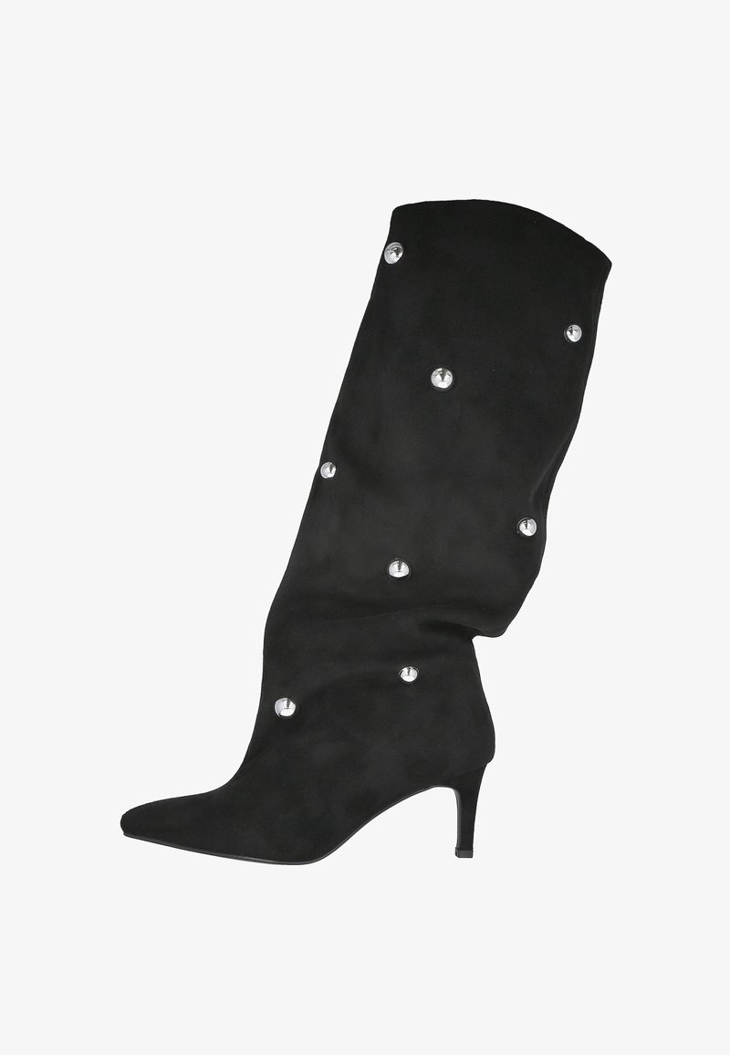 Bota de ante negra hasta la rodilla con punta afilada, tacón de aguja delgado y tachuelas decorativas plateadas. Textura suave con un acabado blando.