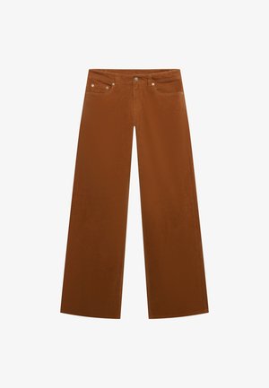 Pantalones marrones de pierna ancha con cierre frontal de botones y cremallera, bolsillos delanteros y bolsillo tipo monedero, hechos de tela similar al denim.