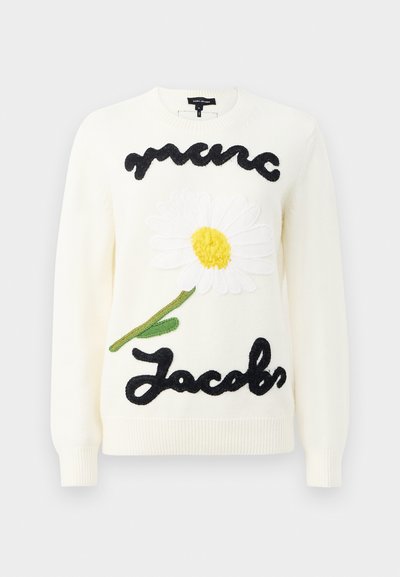 Kremowy sweter z dużym haftem stokrotki w białym i żółtym kolorze oraz napisem "Marc Jacobs" w czarnym kursywie. Ściągacze przy mankietach i u dołu.