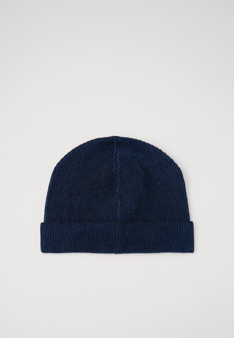 Gorro de malha canelada azul-escuro com dobra, textura suave e variações subtis na tonalidade, projetado para aquecer e proporcionar conforto.