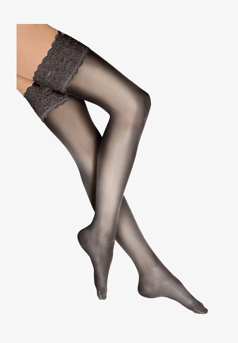 Gennemsigtige sorte lårhøje strømper med en dekorativ blondestribe øverst. Glat tekstur med en subtil gradient fra mørke til lysere nuancer.