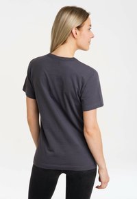 Graues T-Shirt mit Rundhalsausschnitt aus weichem Stoff, kurzen Ärmeln, geradem Saum und minimalistischem Design, Rückansicht.