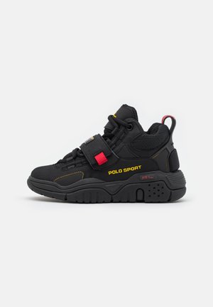 Sort høj top sneakers med tyk sål, gul "POLO SPORT" tekst, rødt stropdetalje og polstret ankelstøtte på hvid baggrund.